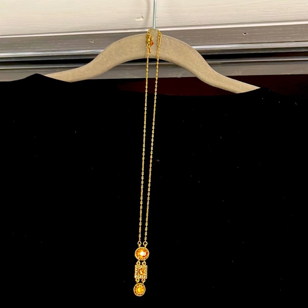 Women’s singles strand decorative necklace in brown and gold